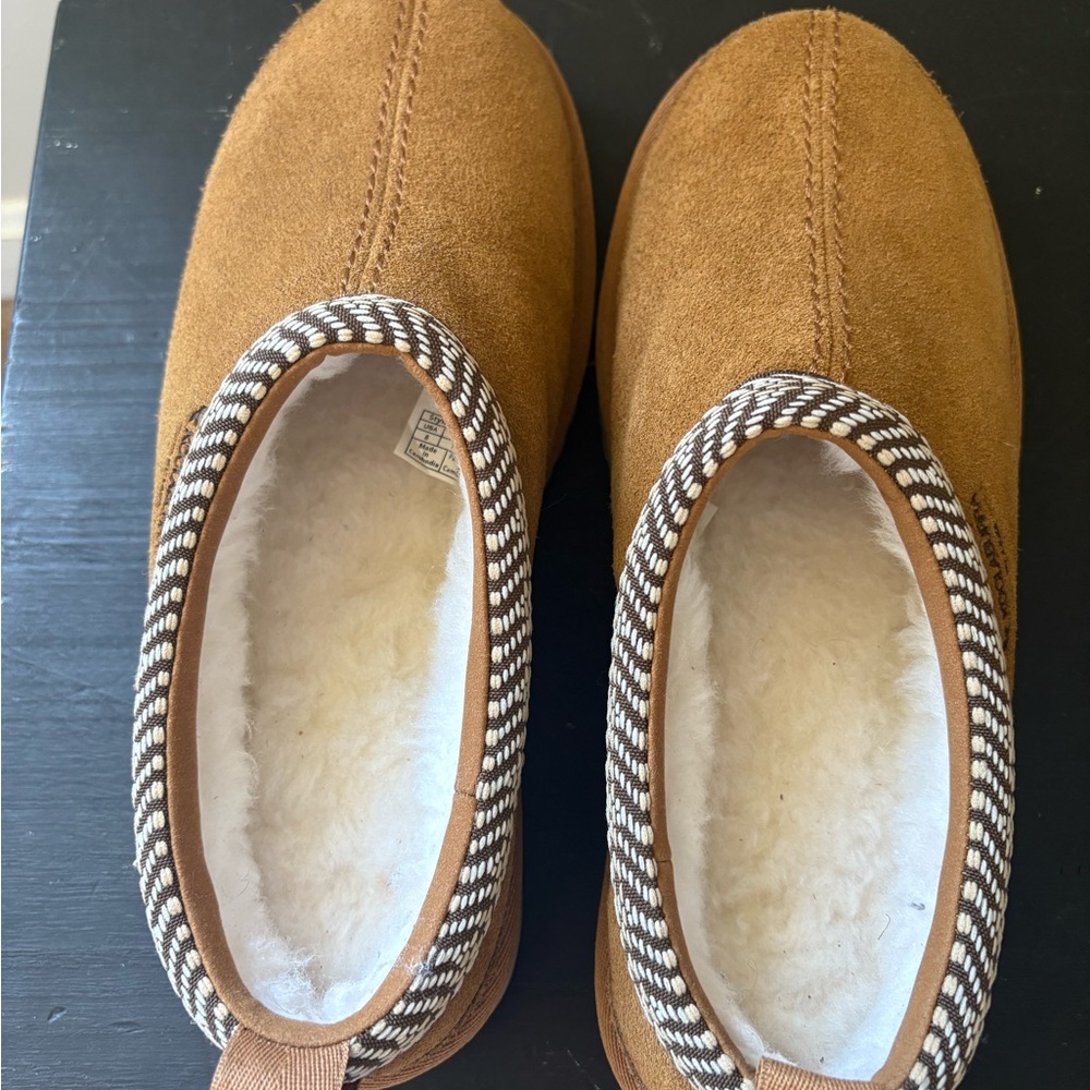 New Koolaburra by Ugg Suede Slippers